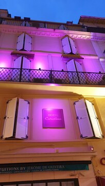 Zo ziet het hotel savonds er uit