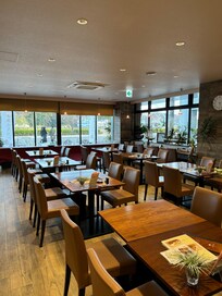 朝食の食堂。昼は海側から一般客がカフェとして利用。