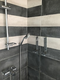 沐浴、洗髪液最好用㩒出裝設方式方便節省