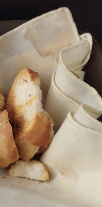 Servilletas sucias en panera de Room Service