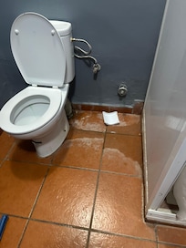 Toilettes à l abondon et non fonctionnel