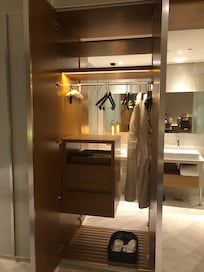 Armadio che si apre dalla camera e dal bagno