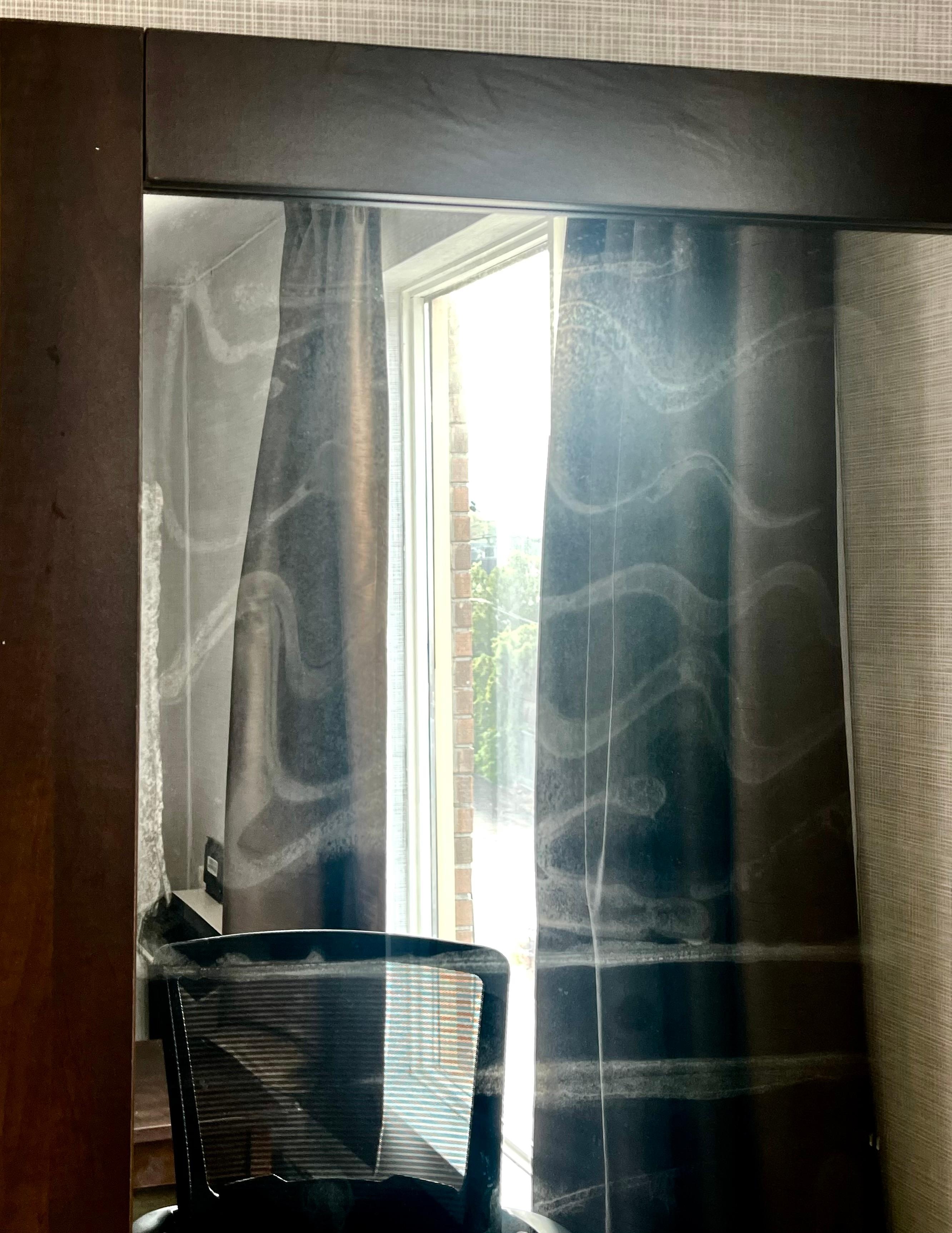 房間一面鏡不知他們噴了什麼清潔？我用酒精也抹不去。