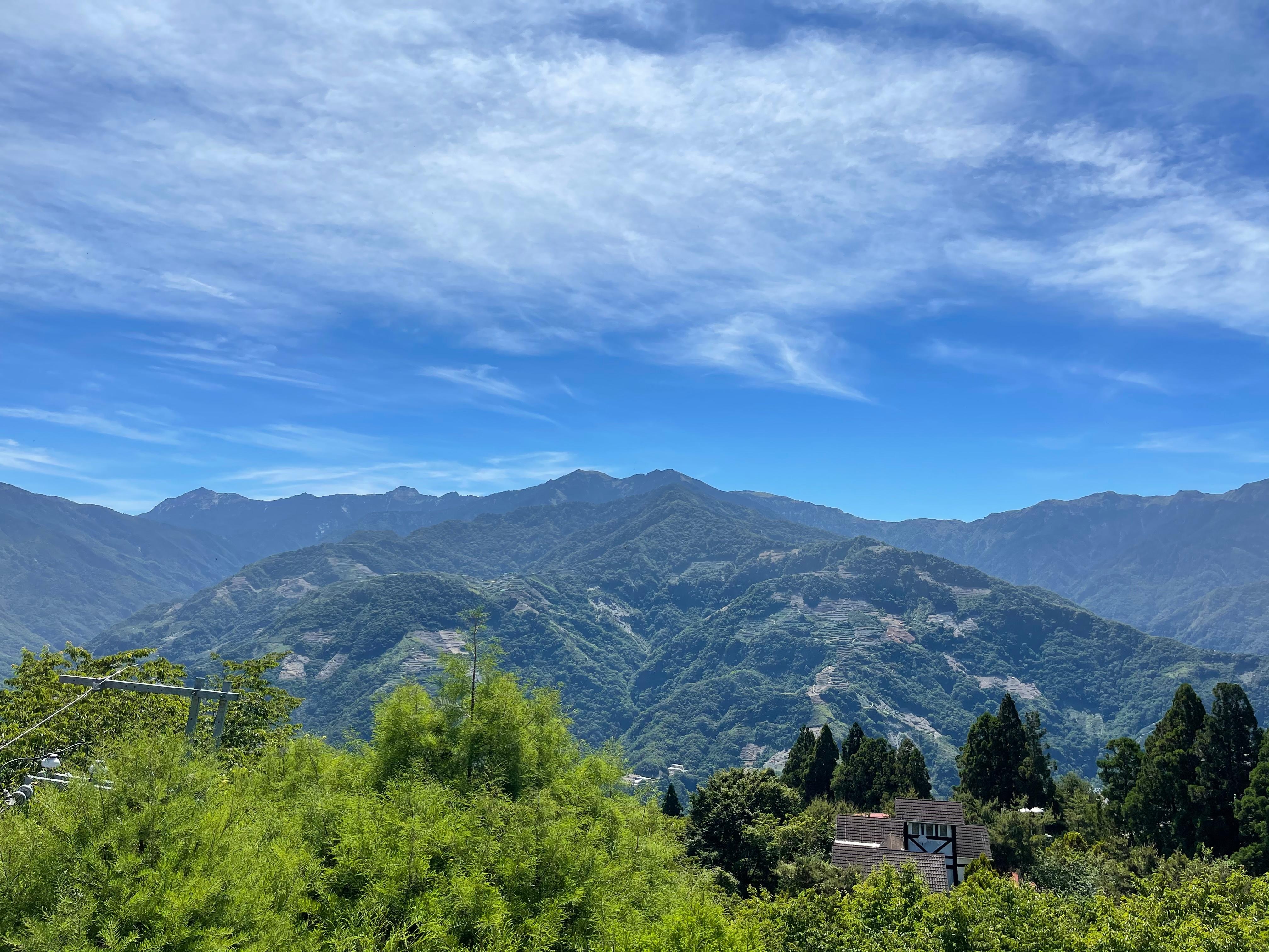 陽台看到的山景。