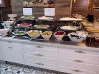 breakfast buffet. all lukewarm, no microwave