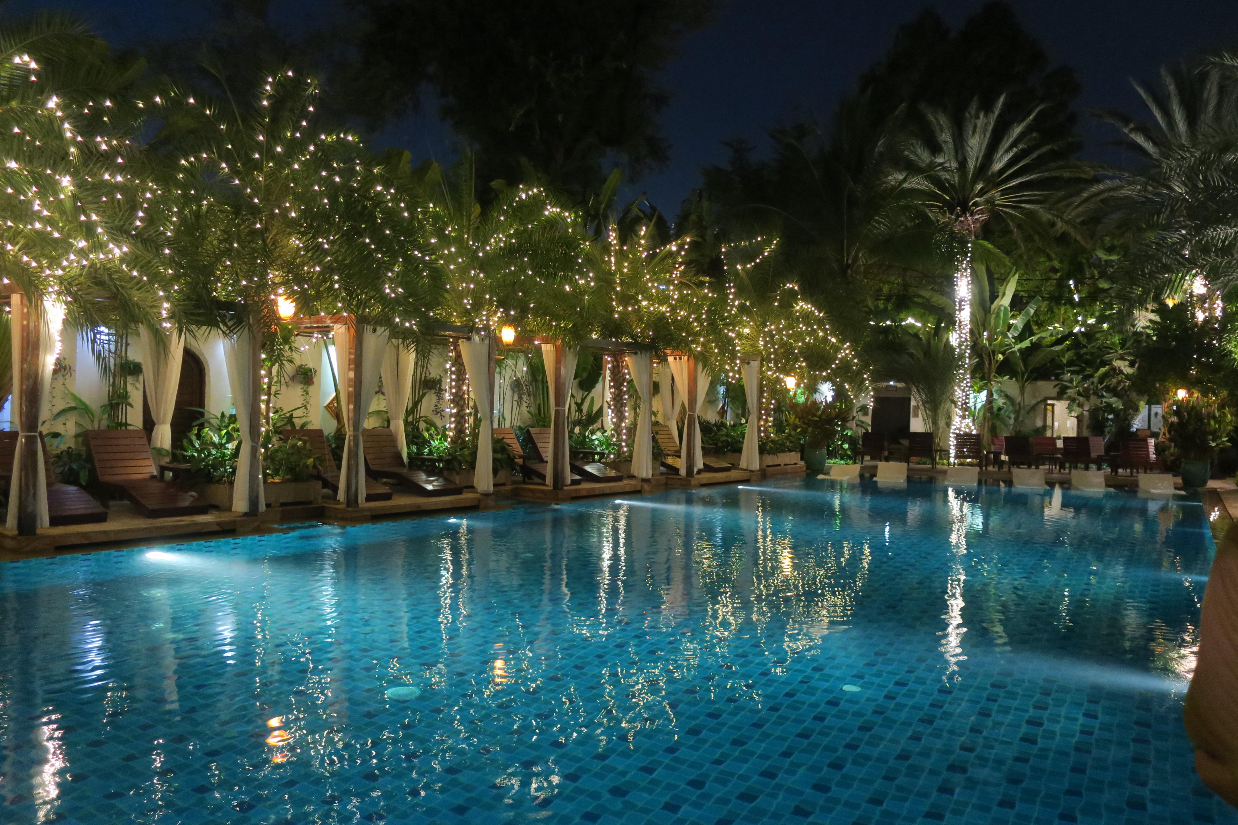 Piscine en nocturne.