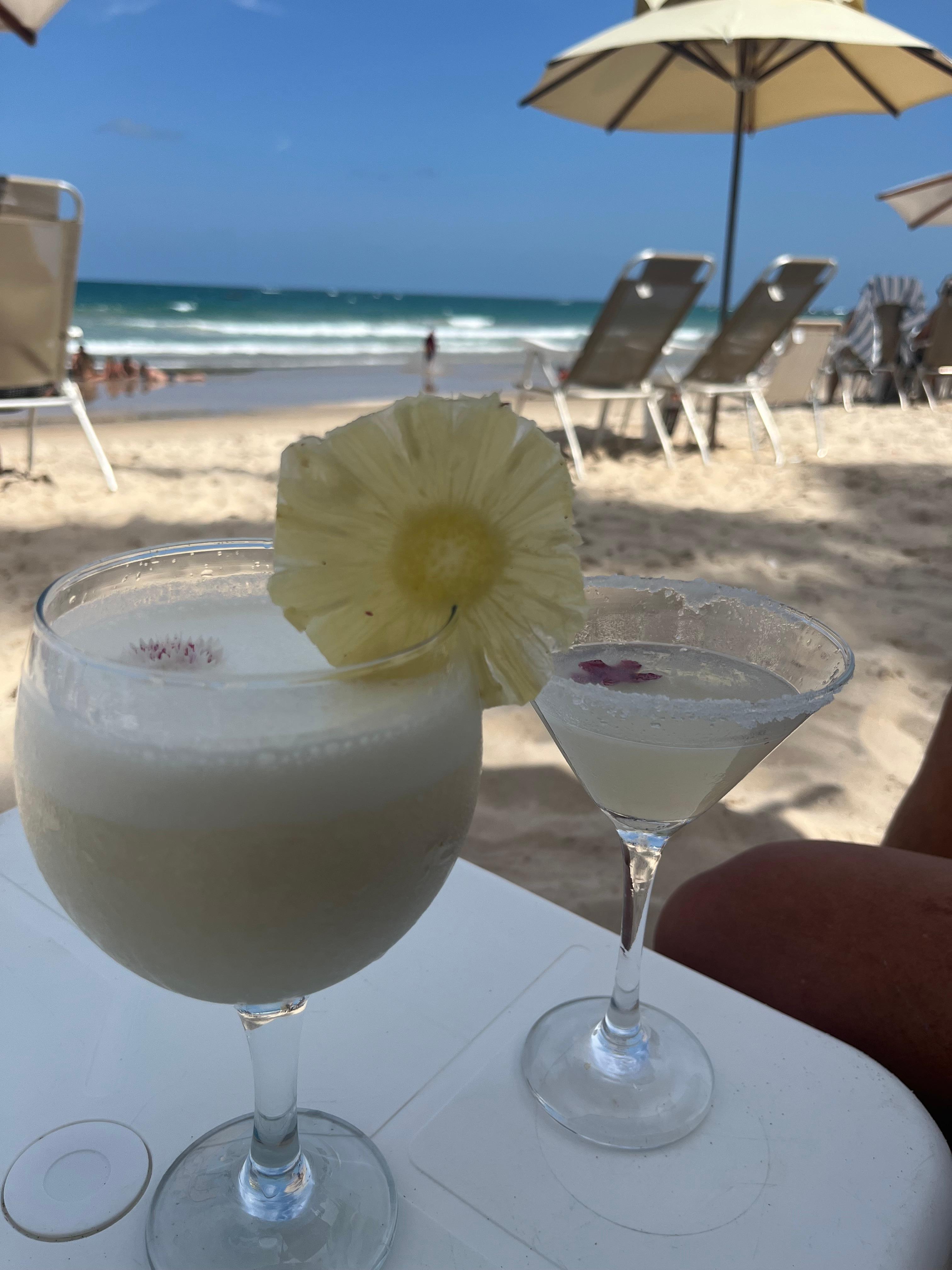 Bebidas servidas na praia. Sombreiros e atendimento do hotel (Jeremias)