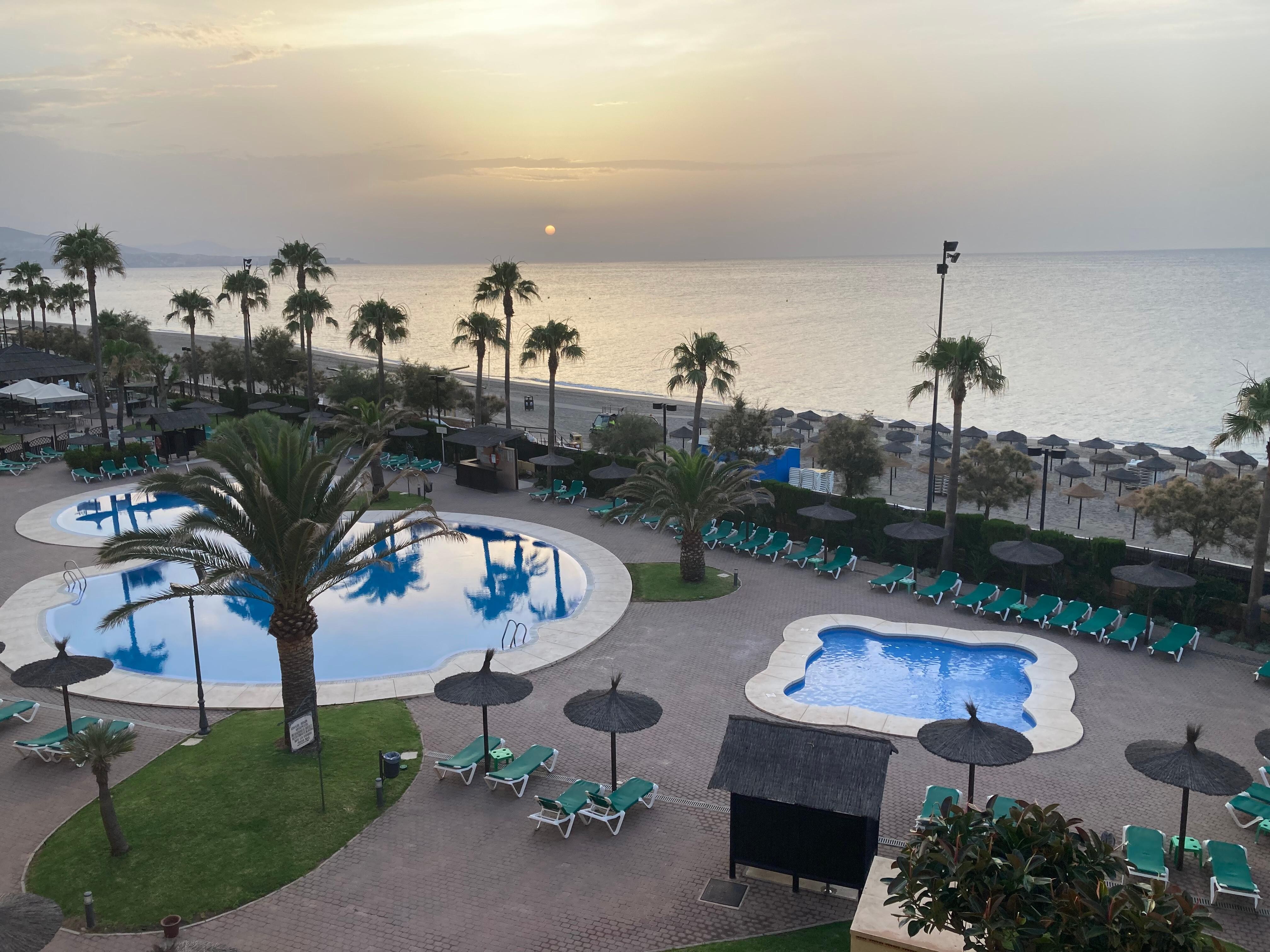 Piscina, jardim e praia.