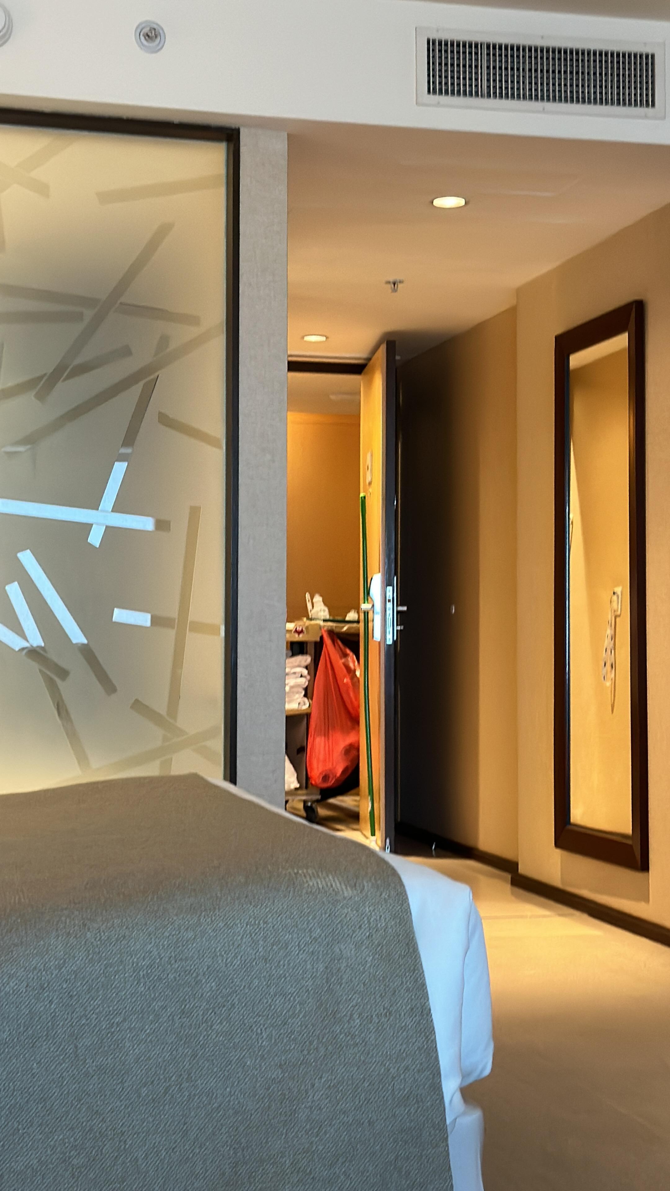 Um ângulo do quarto para a saída 