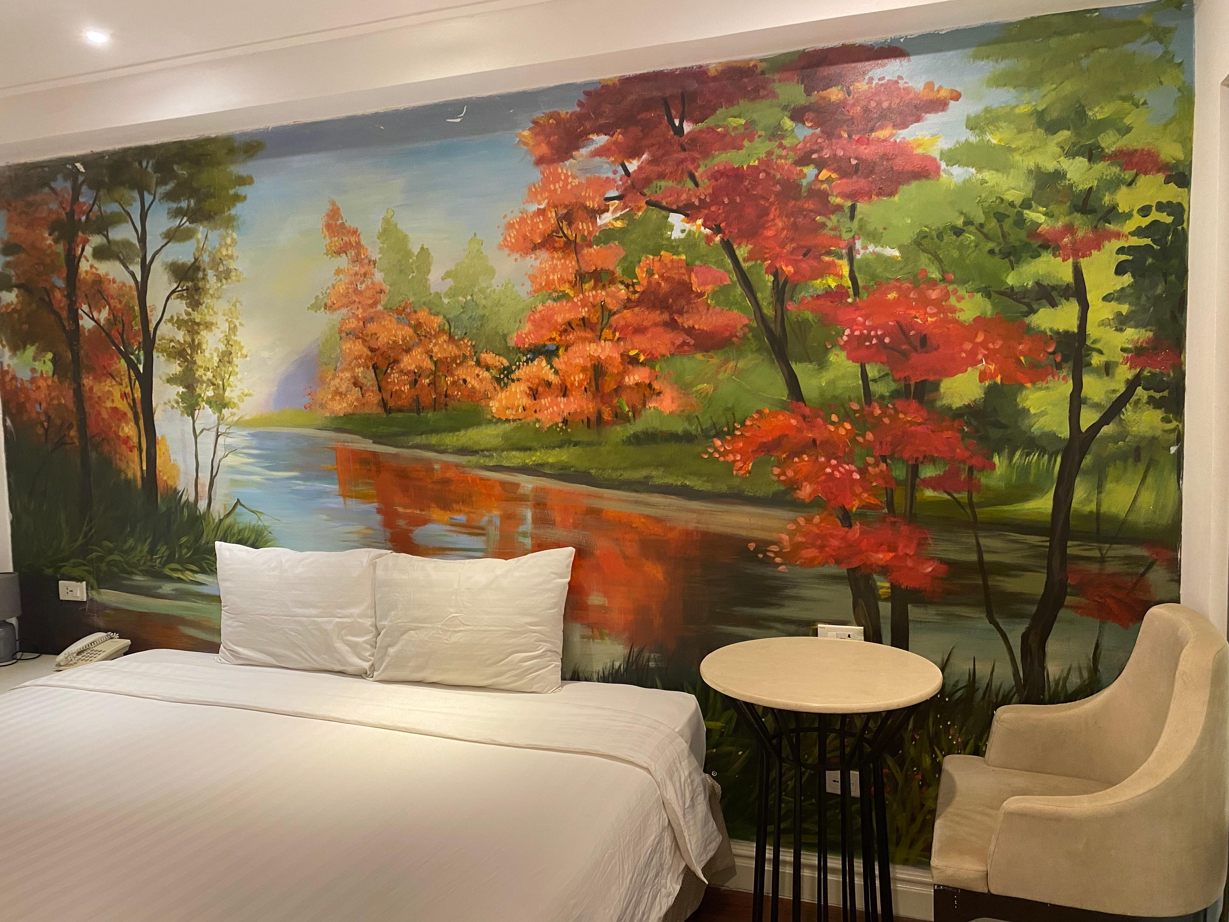 窓のない部屋でしたか、こちらの大きな絵があって明るい印象でした