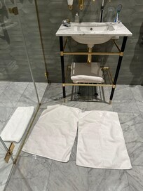 Statt kleinen Handtüchern, drei Duschmatten😅