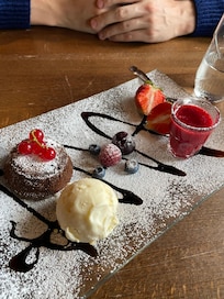 Dessert på restauranten på brygga