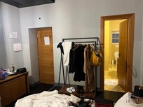 Det finns en fördjupning i golvet innanför dörren på ett par kvadratmeter. En veritabel fälla!