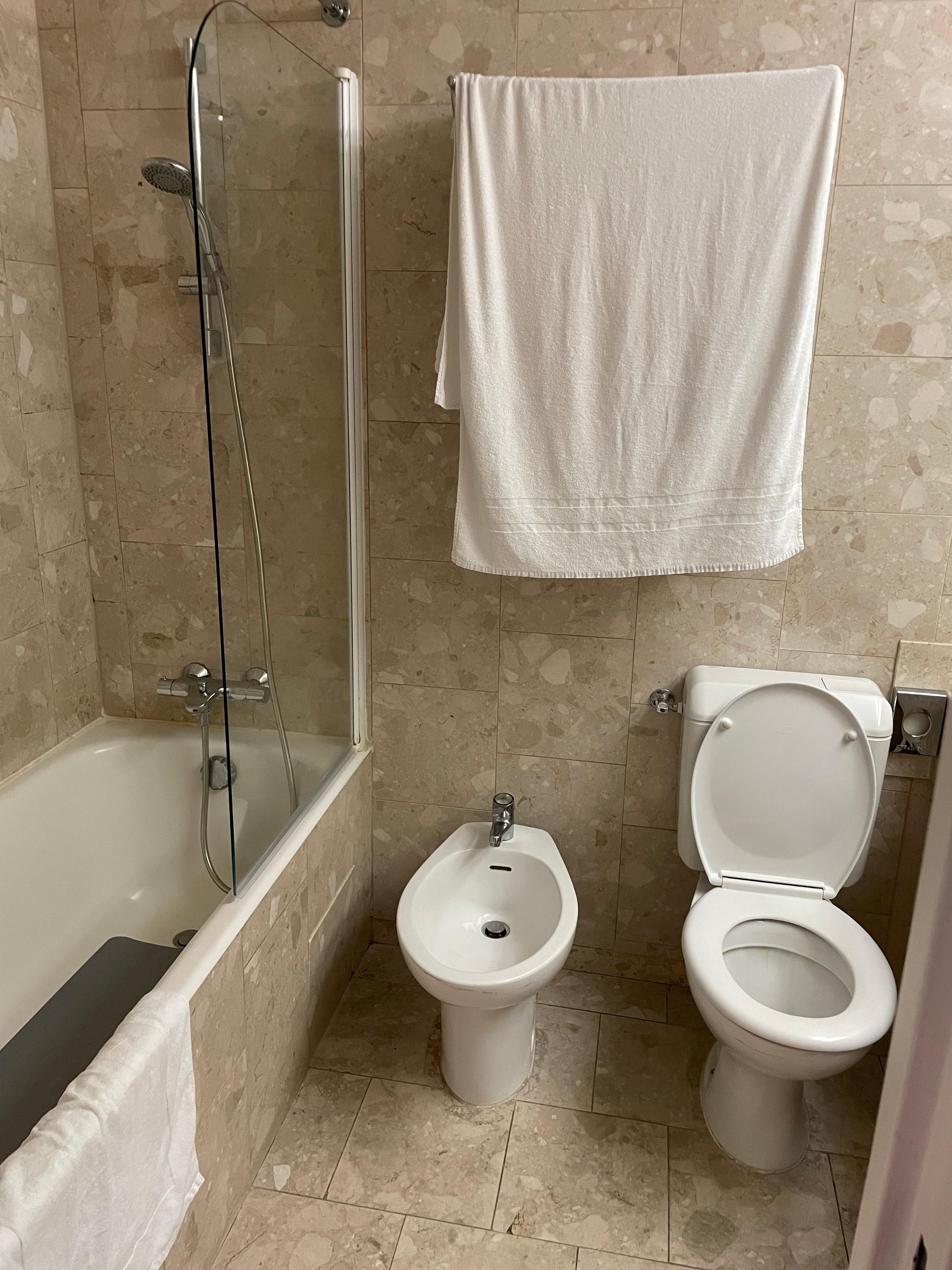 Salle de bain pas très récente..