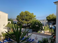 Notre appartement vue sur la piscine et un bout de la cala Santa Ponça.