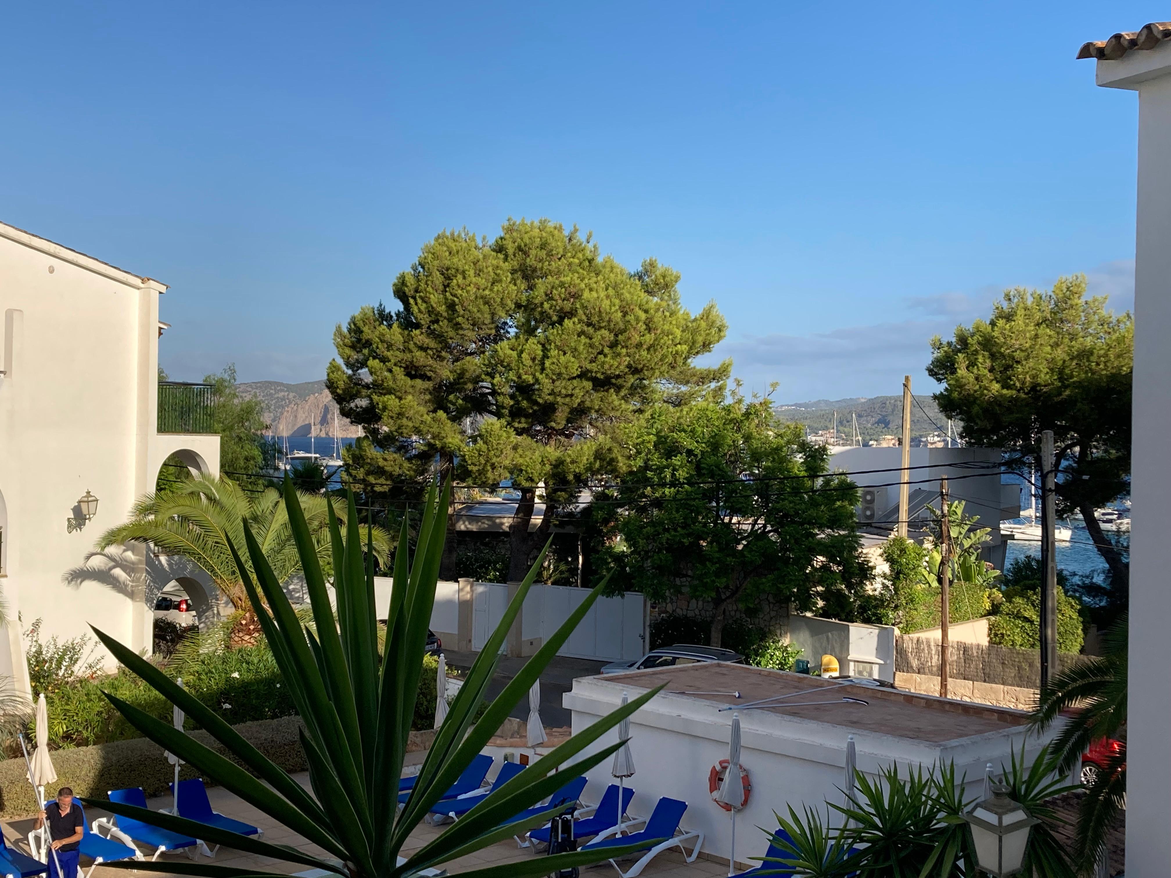 Notre appartement vue sur la piscine et un bout de la cala Santa Ponça.