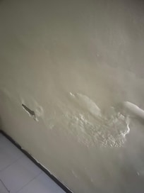 Parede com buraco e infiltração