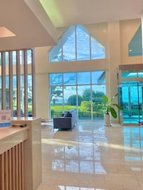 호텔 로비 큰 창 밖으로 조경이 너무 이뻐요