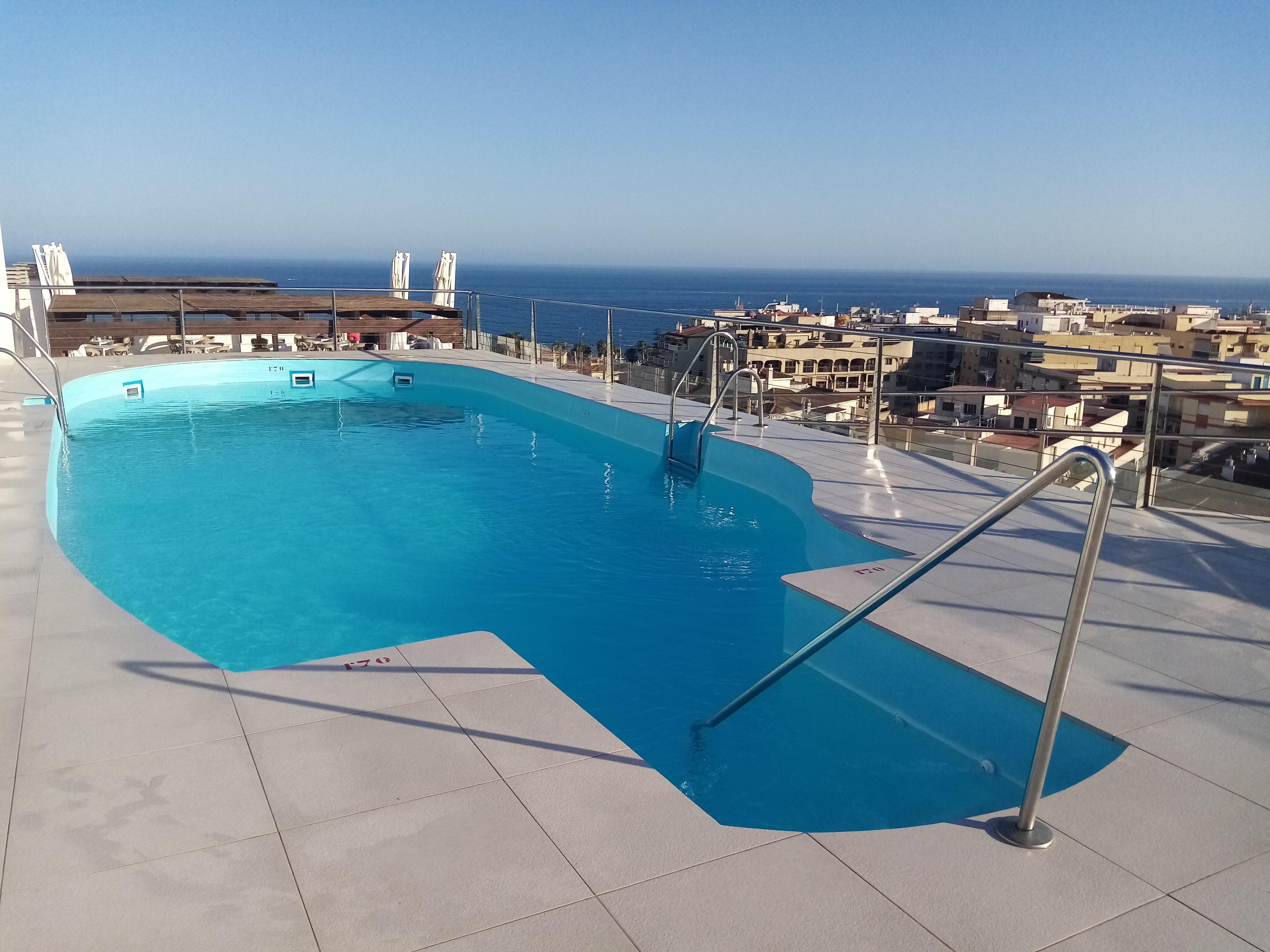 Piscina y terraza del hotel