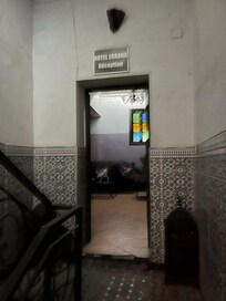 Entrada del supuesto hotel.