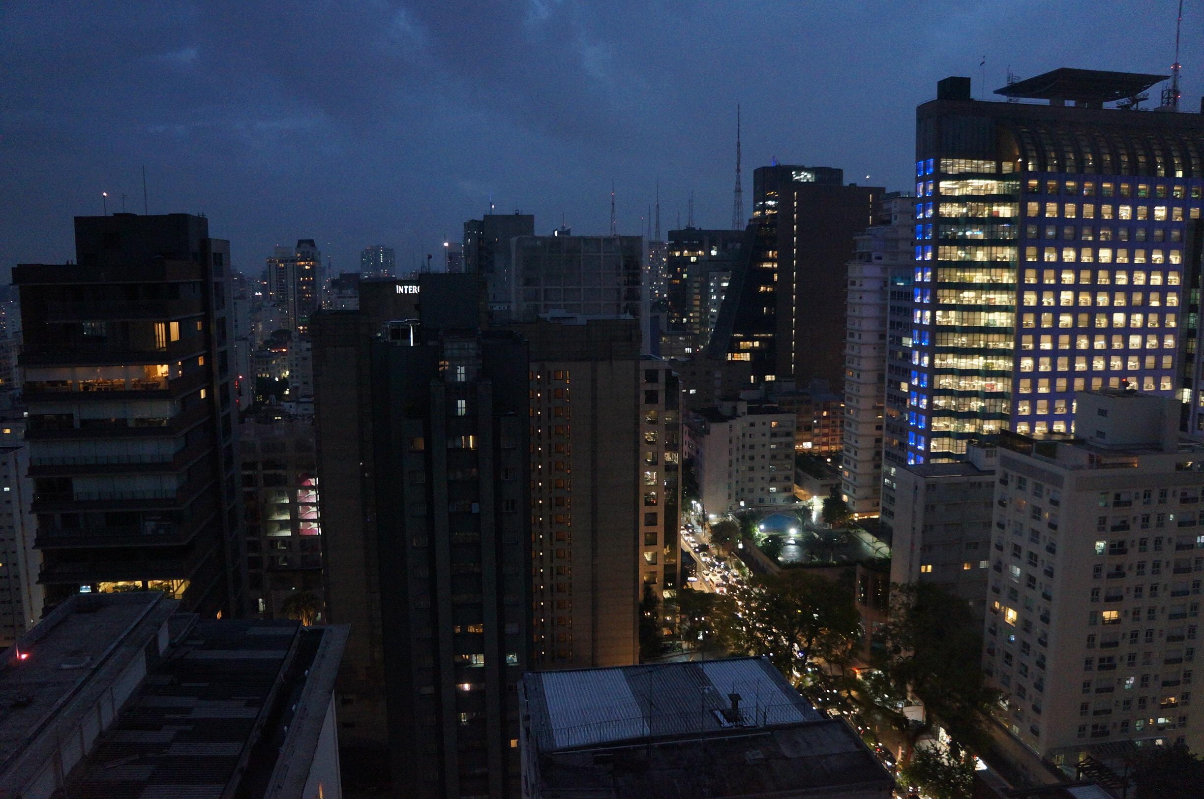 薄暮時の客室窓（高層階）からの眺め