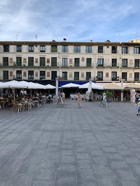 Place animée à 500m de l’hôtel