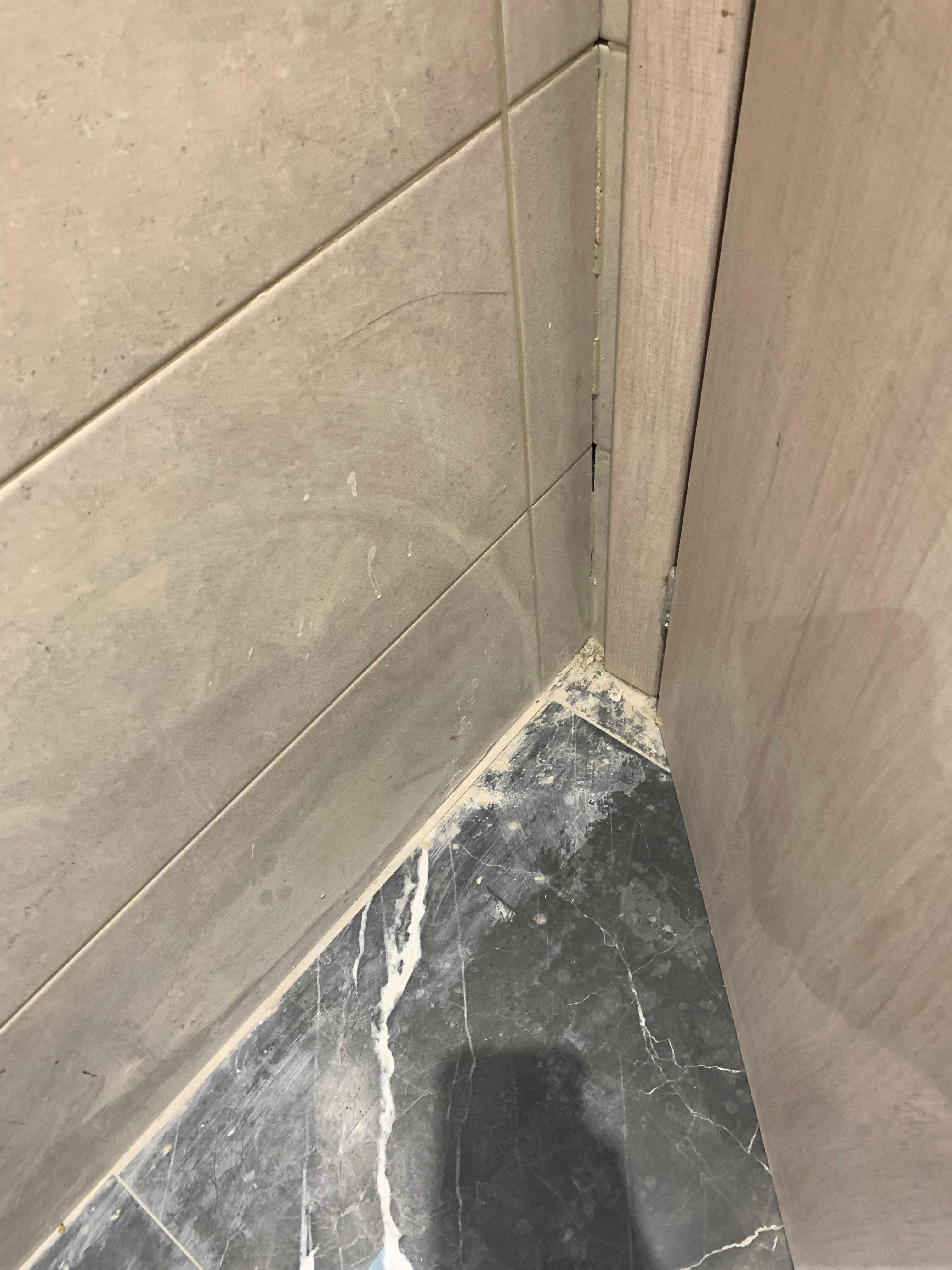 Salle de bain non nettoyée après travaux 