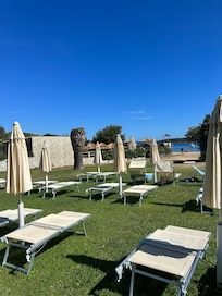 Gartenliegen kurz vor dem Sandstrand