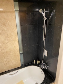 Die kleine Dusche, wenig komfortabel.