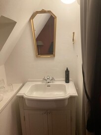 Waschbecken im Zimmer ( zusätzlich zu eigene Badezimmer 😊👍🏻)