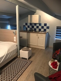 Cuisine dans la chambre j’appelle pas sa un appartement très déçu pour le prix