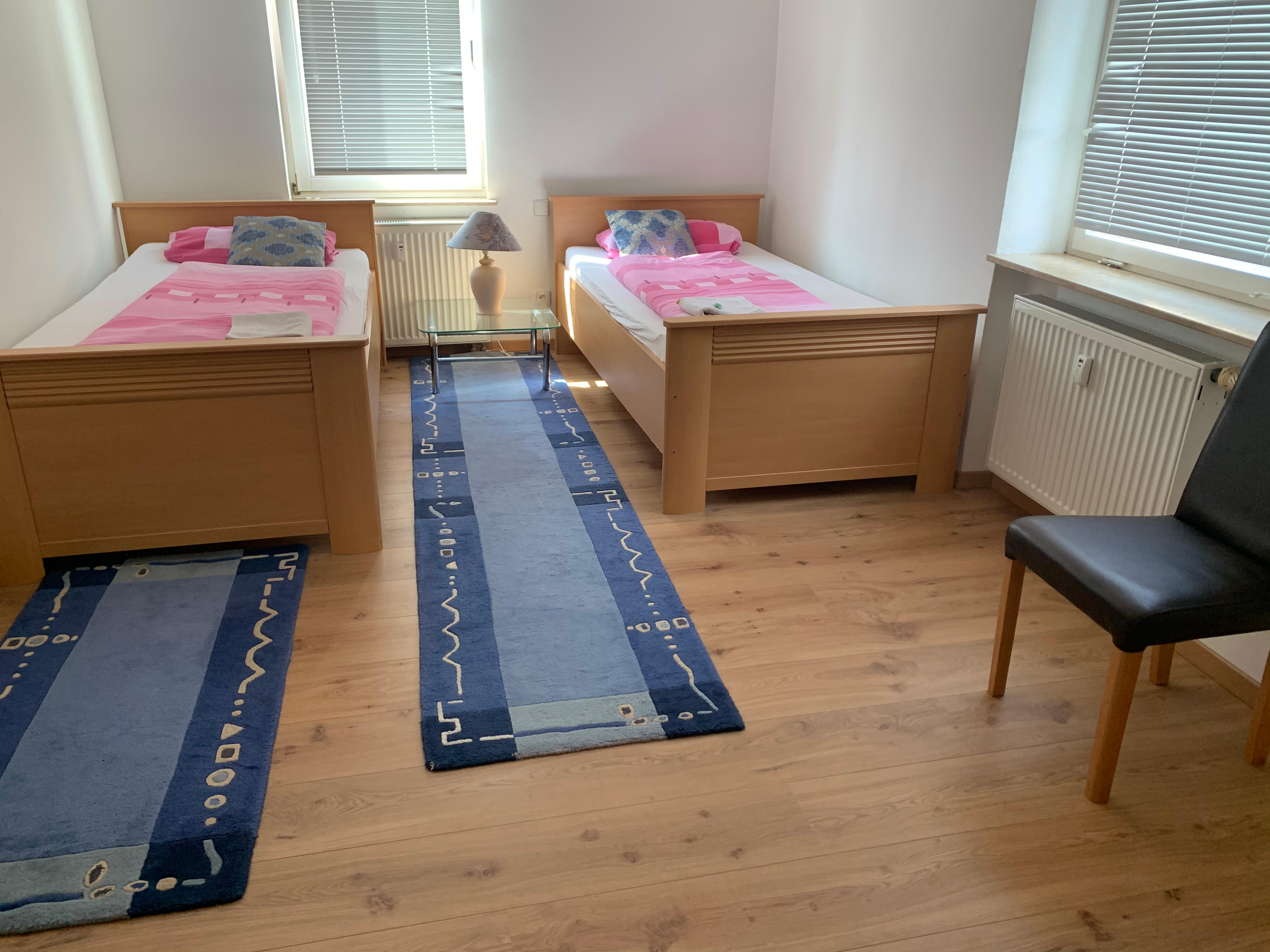 Das kleine Schlafzimmer mit zwei Betten 