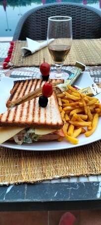 Repas pris devant la piscine