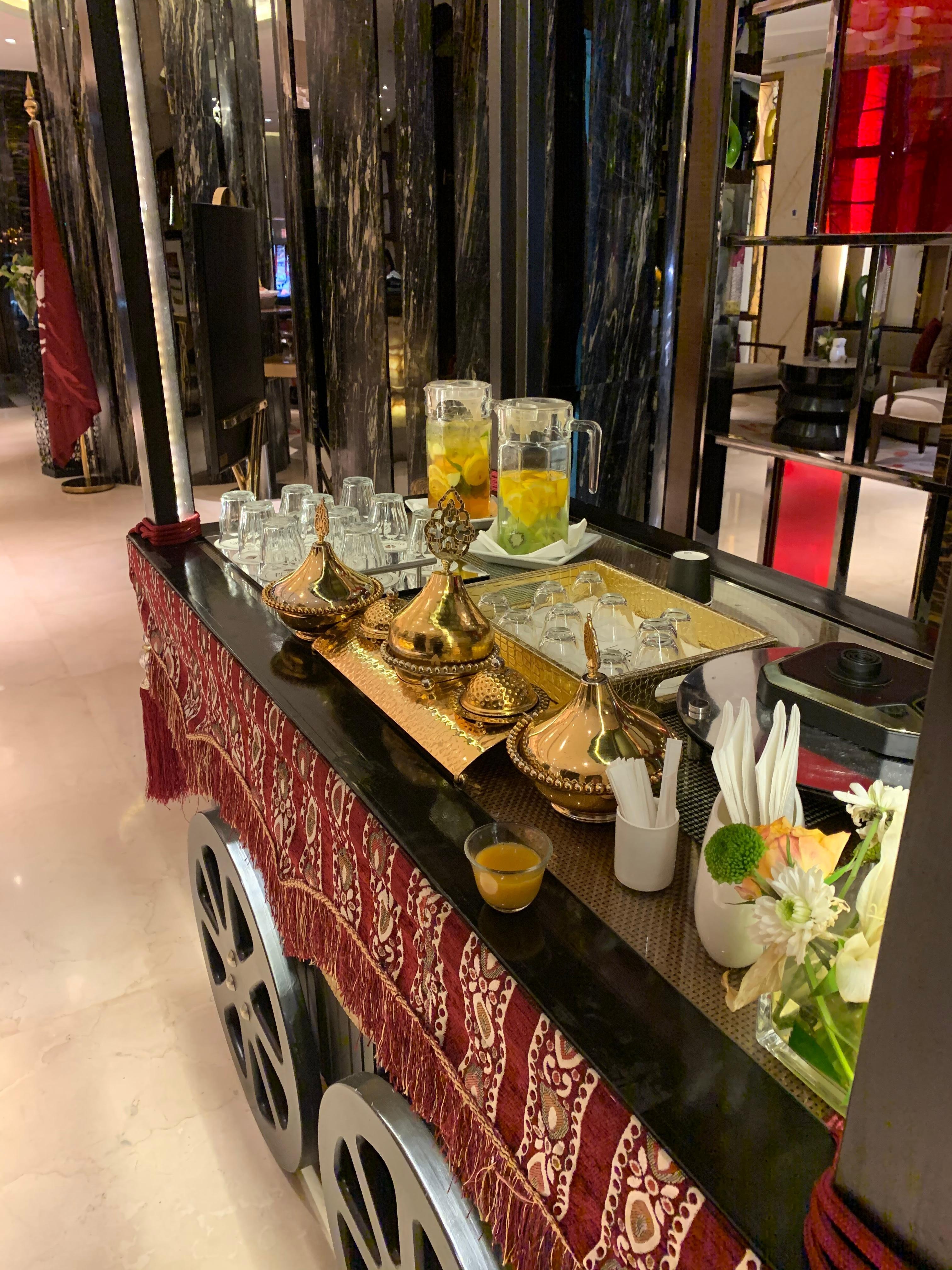 القهوة العربية والتمر والمشروبات الباردة المجانية متوفرة بشكل يومي للنزلاء في الفندق