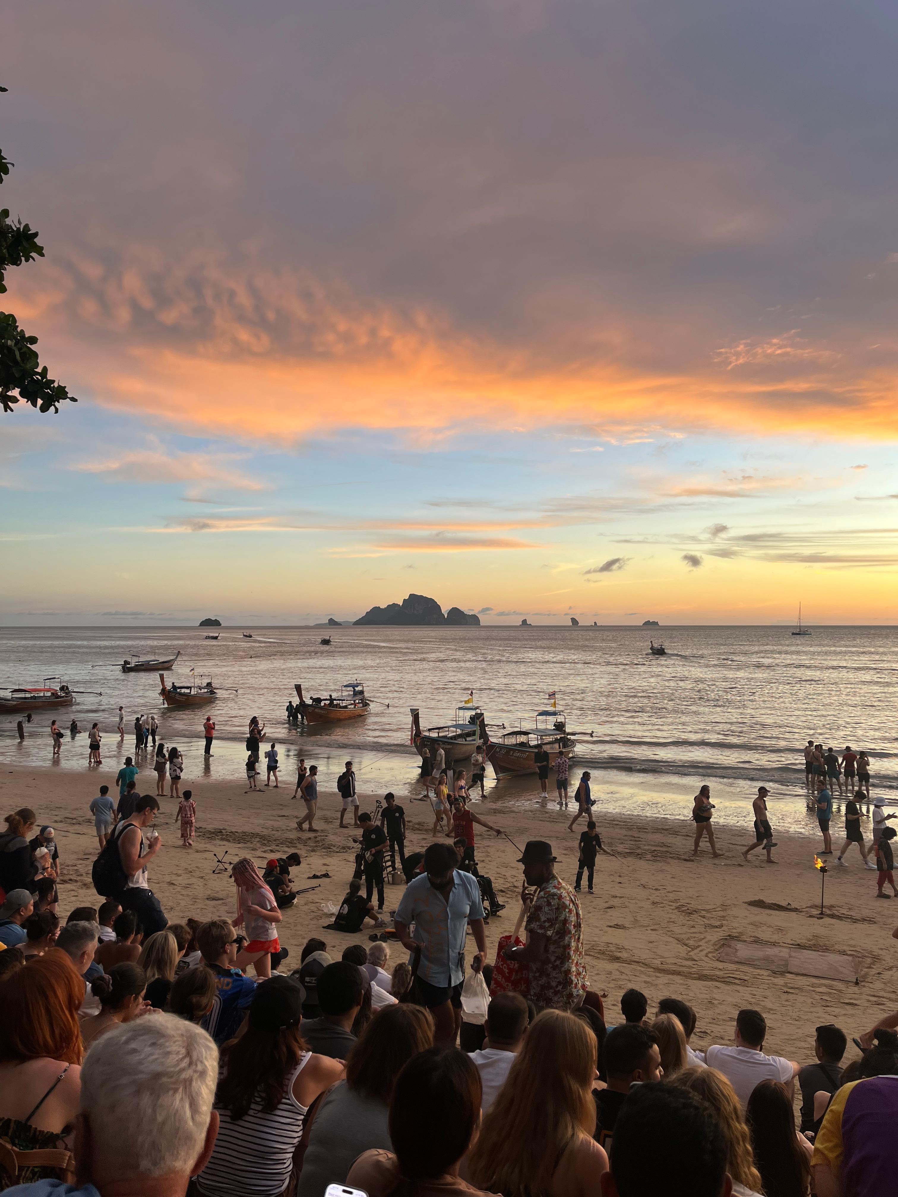 Stranden i Ao Nang i solnedgang. 