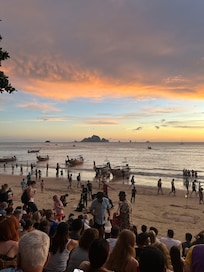 Stranden i Ao Nang i solnedgang.