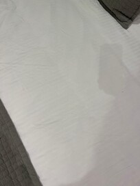 Smuler på sengen når vi kommer hjem etter romvasken har vært innom