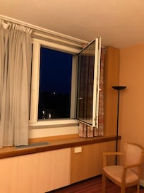 Safe window on the seventh floor??