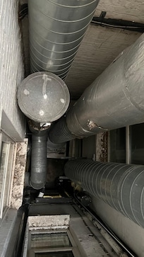 Larmende installationer vækkede os jævntligt.