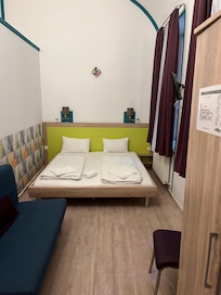 Sengen og udklappelig sovesofa så mulighed for 4 sovende personer.