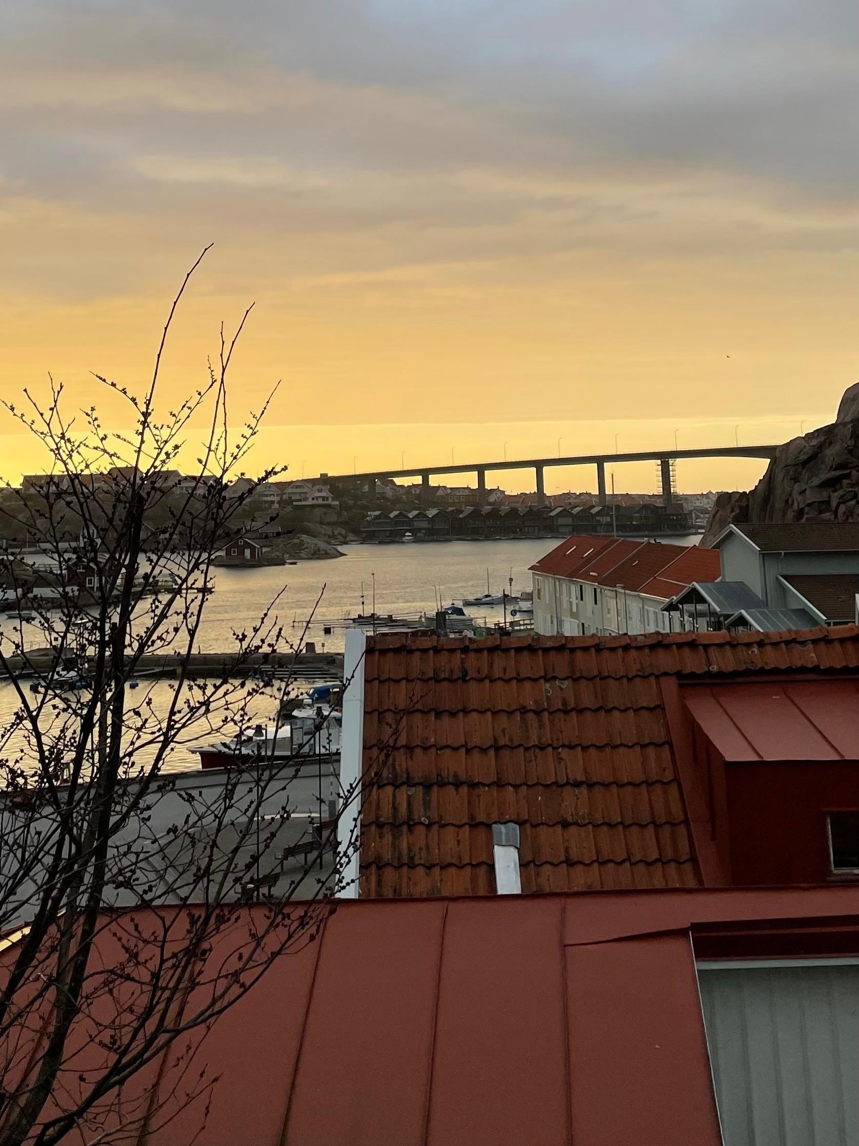 Utsikt från terrassen mot bron till Smögen