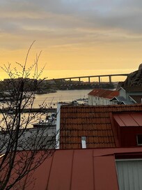 Utsikt från terrassen mot bron till Smögen