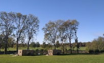 Les deux bungalows familiaux et l'étang.