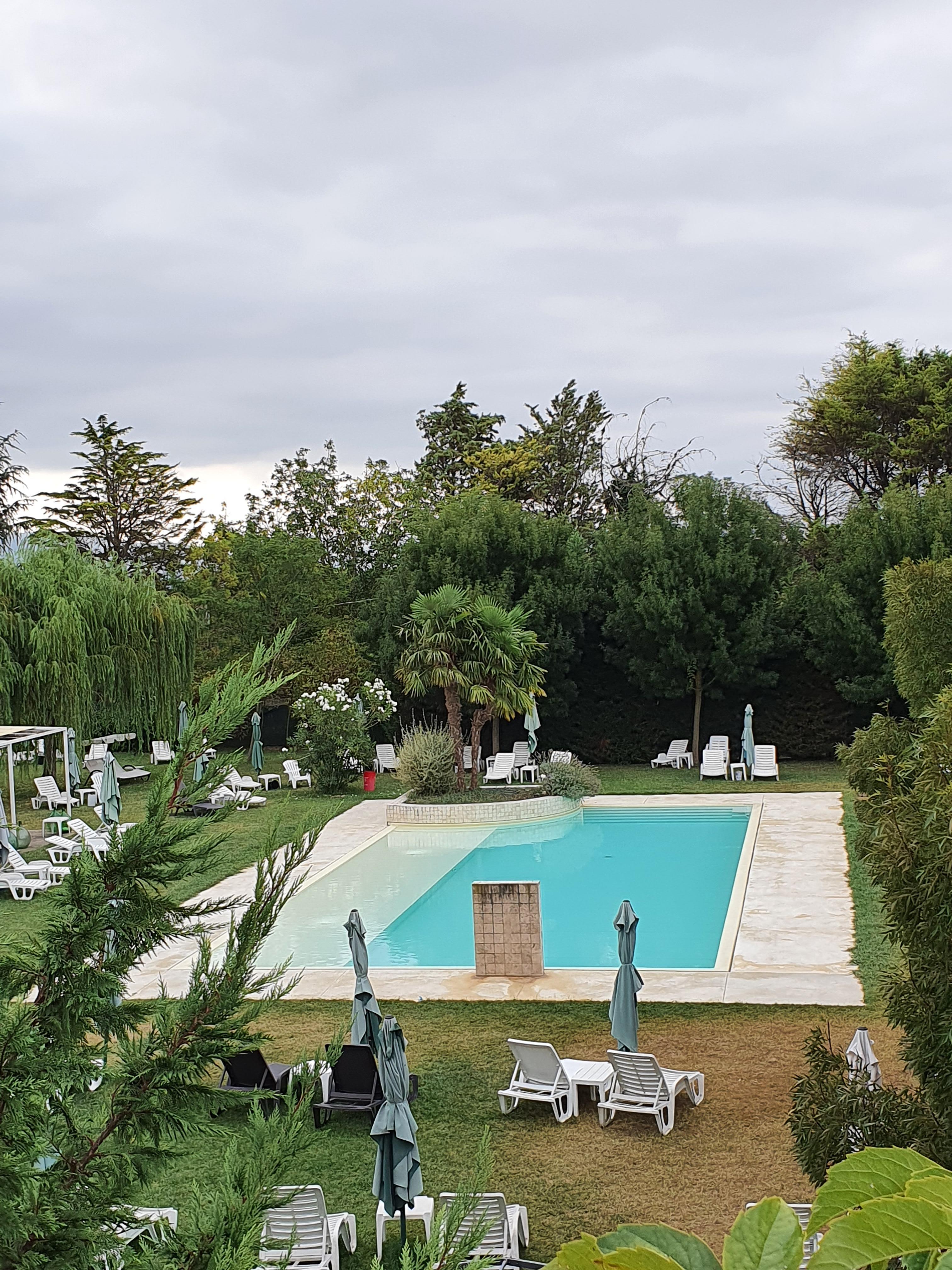 La piscina e il parco circostante visti dal balcone della ns camera 