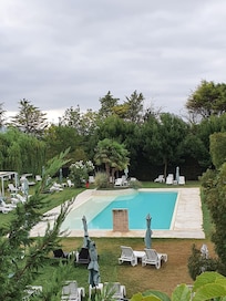 La piscina e il parco circostante visti dal balcone della ns camera