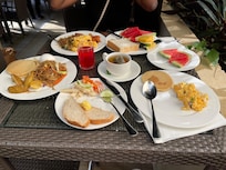 Petit déjeuner, buffet.