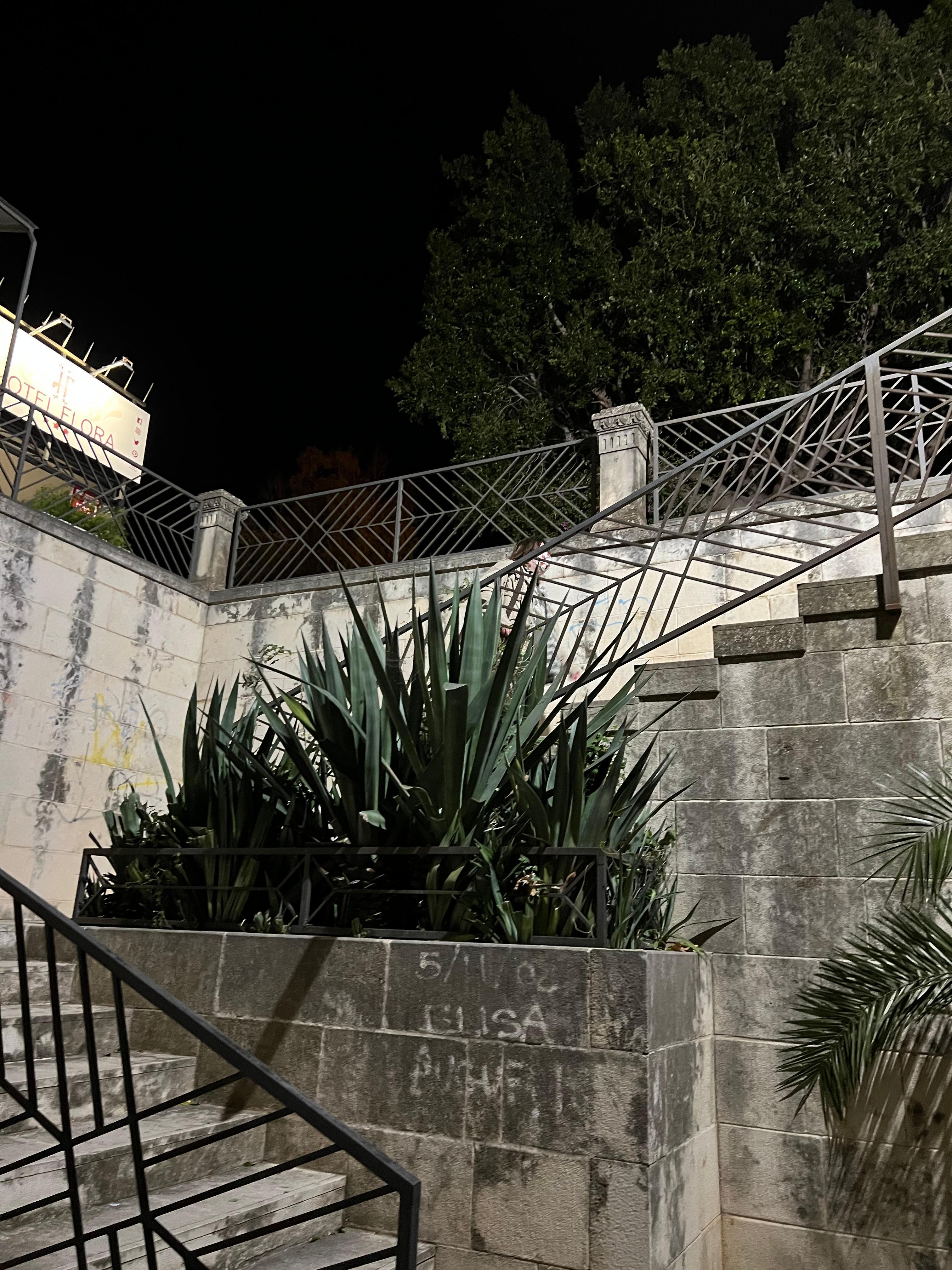 Treppen neben dem Hotel führen in die Altstadt