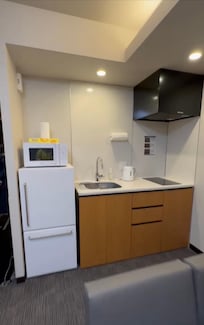 廚房,冰箱很大,餐具很齊全,不夠的還可以跟櫃檯借;烤爐、烤箱等廚具也可以免費借用