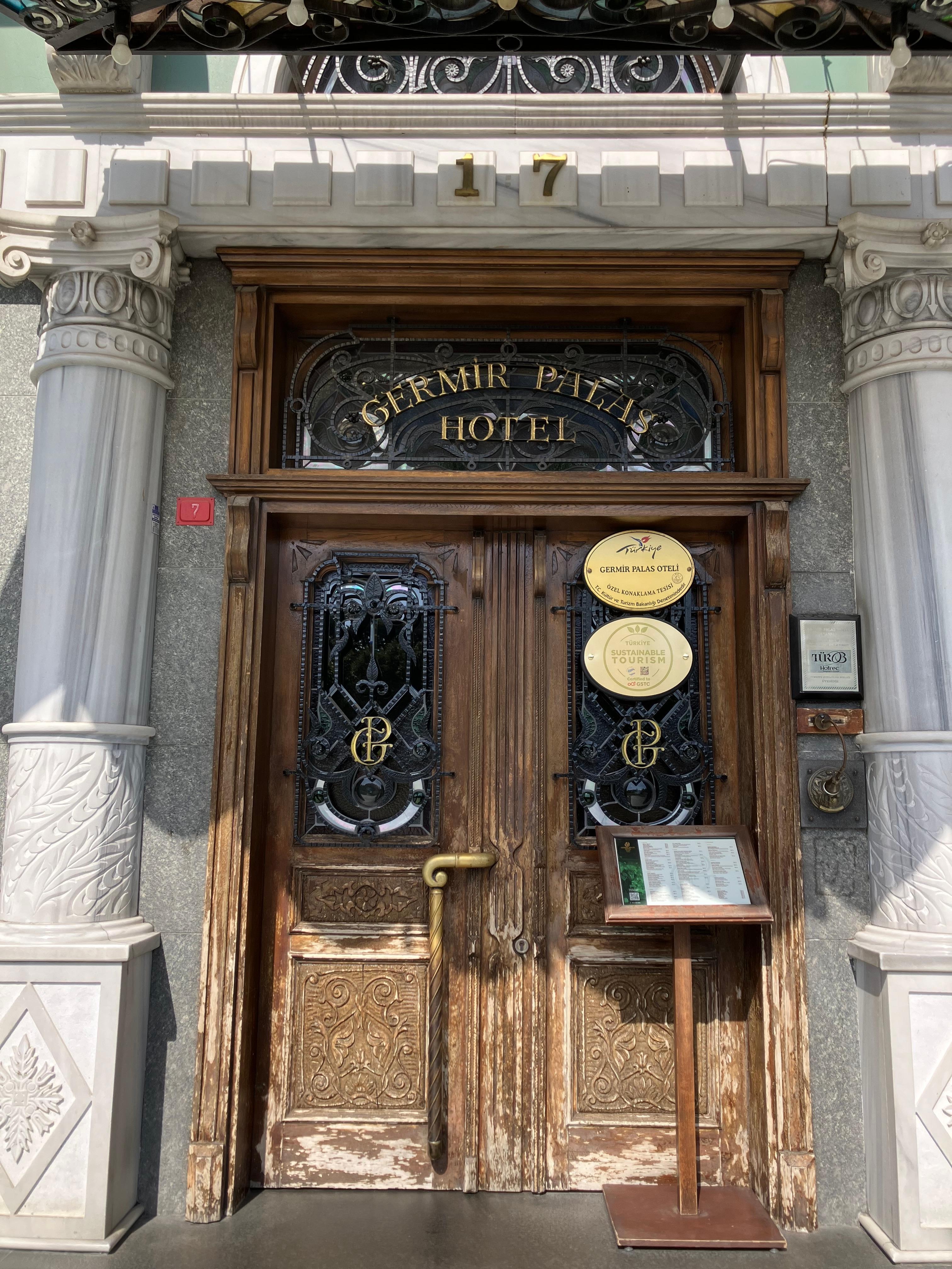 重  厚でクラシカルな扉