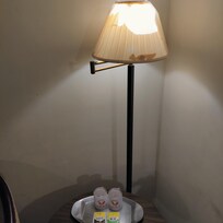 有二張椅子配盞燈